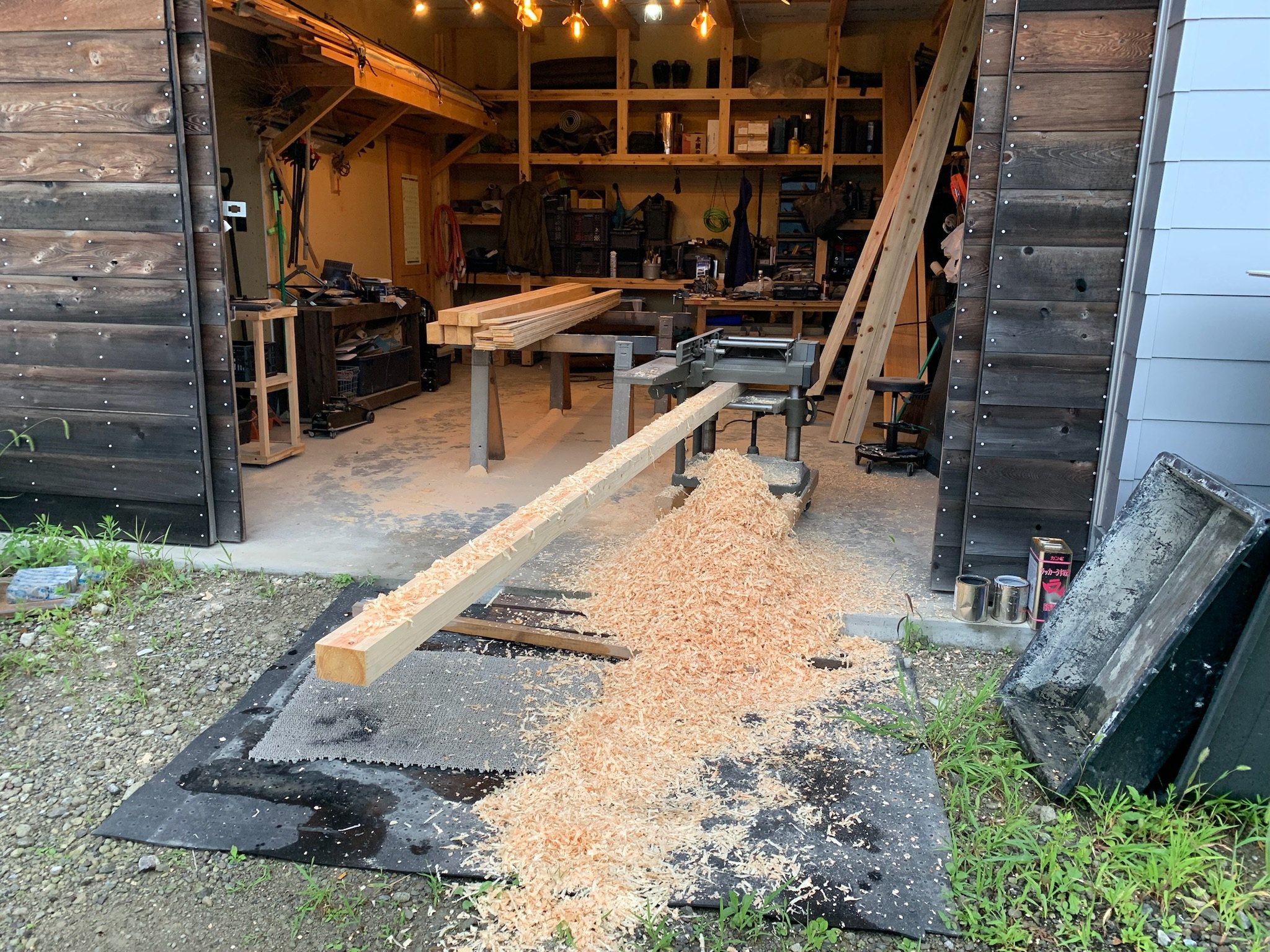 戸が開かれた夕方の木工場